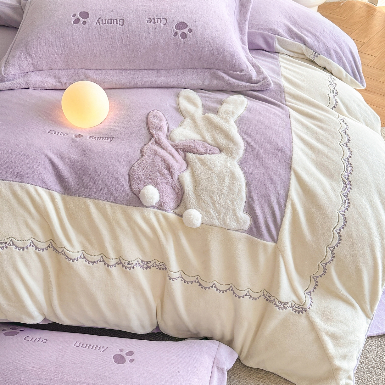 91家纺网 家纺一手货源 找家纺 置顶家纺 2025新款魔法兔兔牛奶绒拼接刺绣系列四件套 魔法兔兔-香芋紫