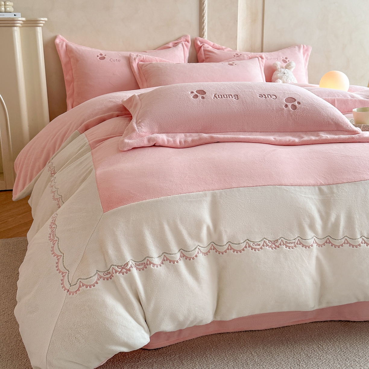 91家纺网 家纺一手货源 找家纺 置顶家纺 2025新款魔法兔兔牛奶绒拼接刺绣系列四件套 魔法兔兔-粉