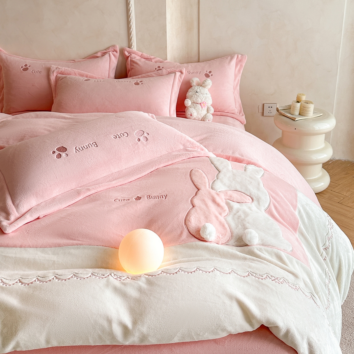 91家纺网 家纺一手货源 找家纺 置顶家纺 2025新款魔法兔兔牛奶绒拼接刺绣系列四件套 魔法兔兔-粉