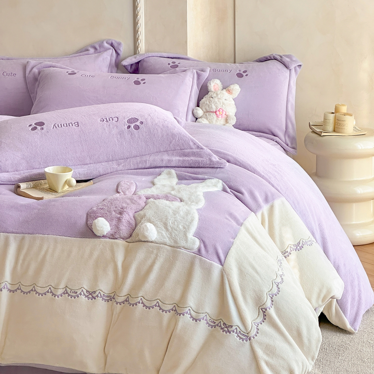 91家纺网 家纺一手货源 找家纺 置顶家纺 2025新款魔法兔兔牛奶绒拼接刺绣系列四件套 魔法兔兔-香芋紫