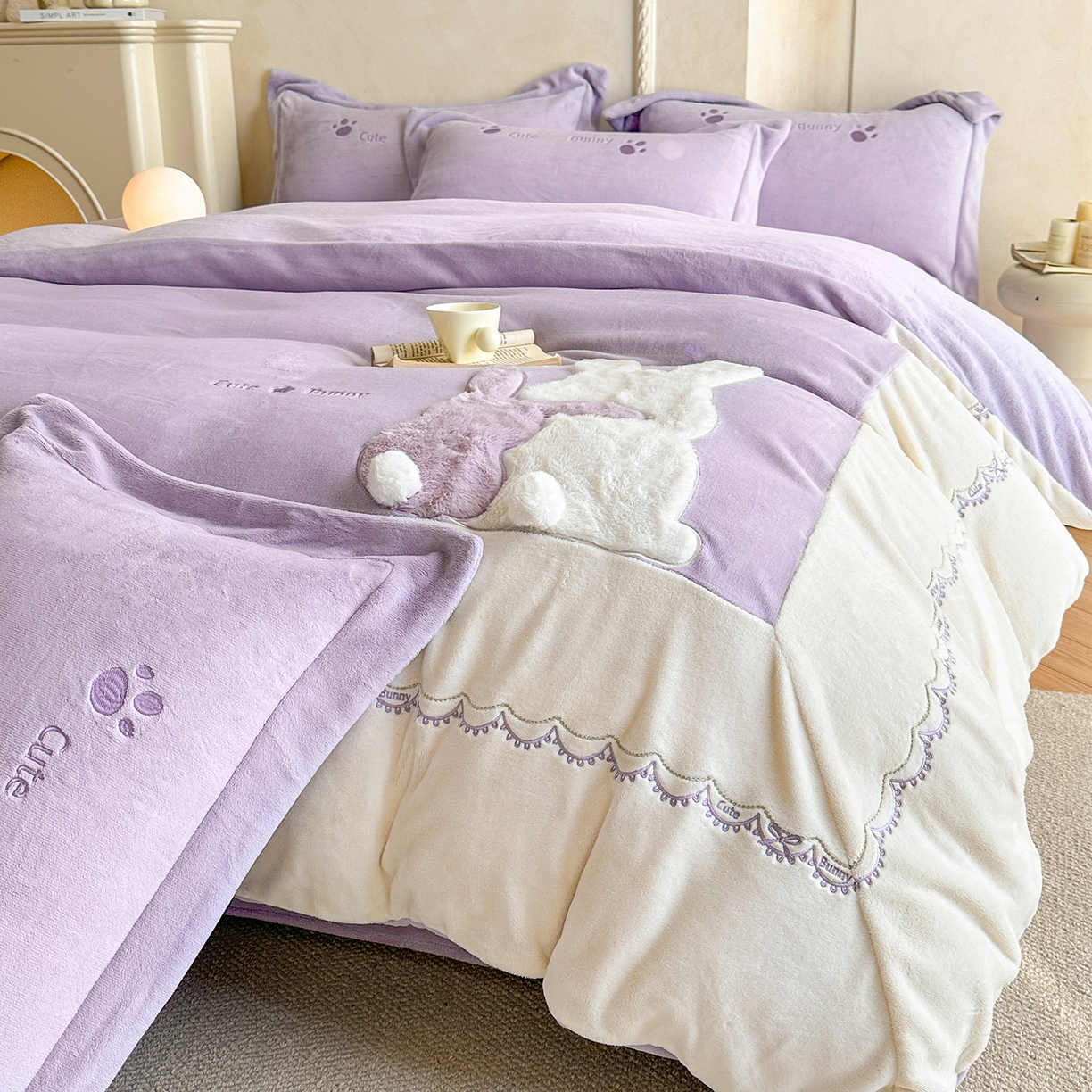 91家纺网 家纺一手货源 找家纺 置顶家纺 2025新款魔法兔兔牛奶绒拼接刺绣系列四件套 魔法兔兔-香芋紫