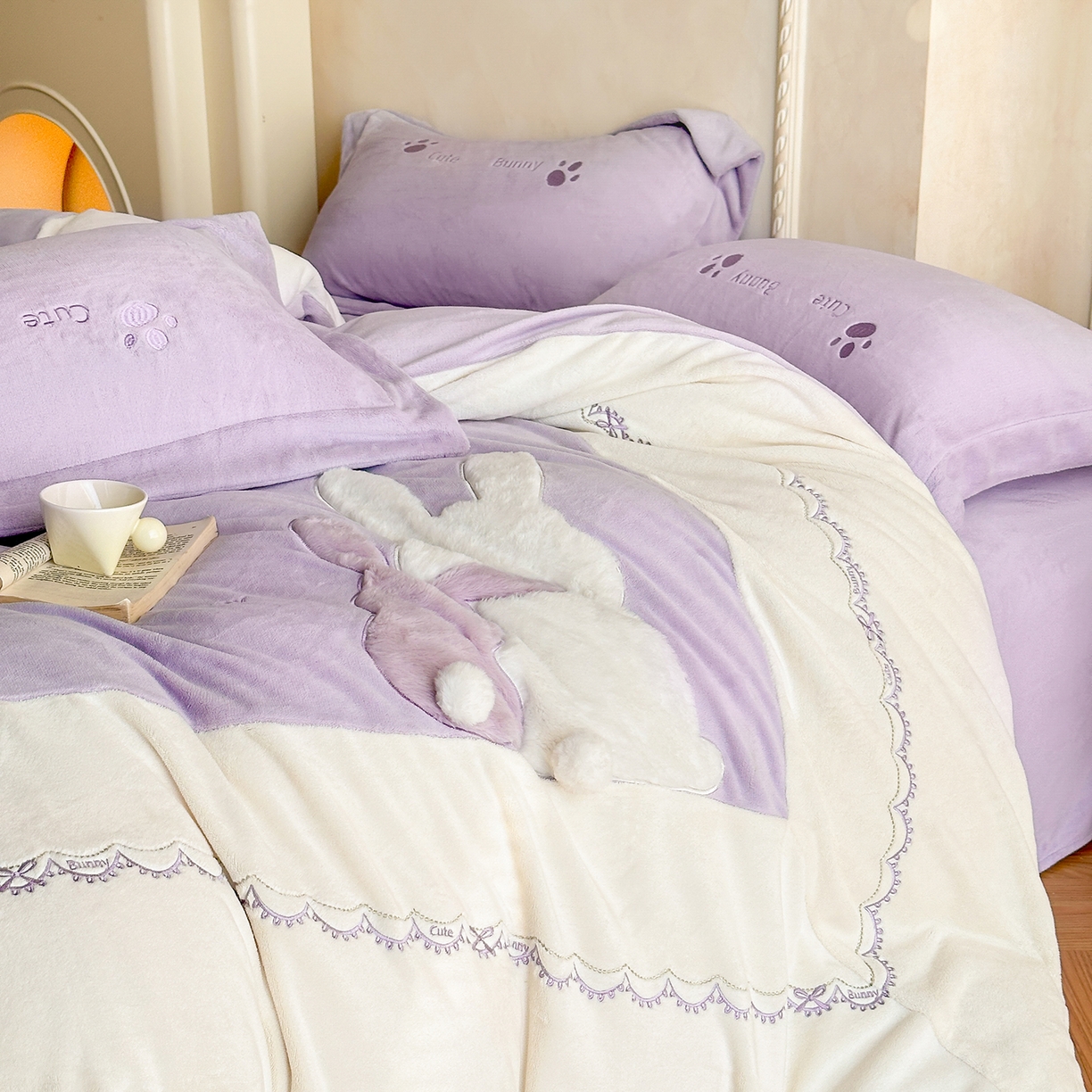 91家纺网 家纺一手货源 找家纺 置顶家纺 2025新款魔法兔兔牛奶绒拼接刺绣系列四件套 魔法兔兔-香芋紫