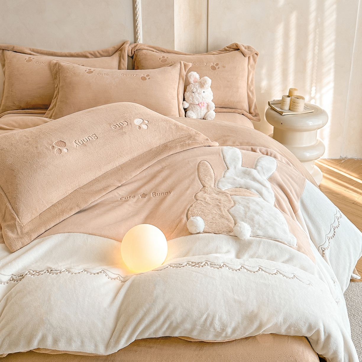 91家纺网 家纺一手货源 找家纺 置顶家纺 2025新款魔法兔兔牛奶绒拼接刺绣系列四件套 魔法兔兔-卡其