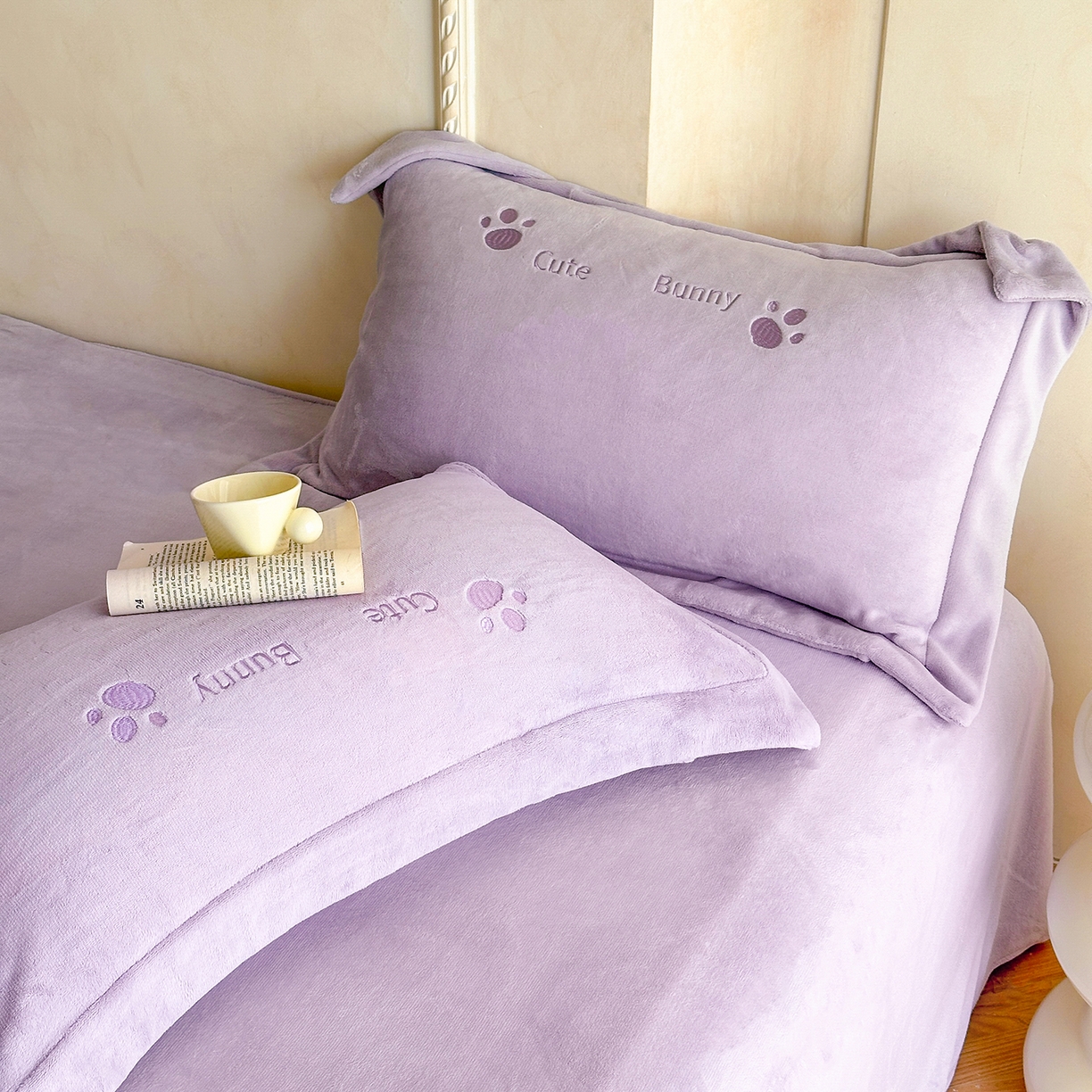 91家纺网 家纺一手货源 找家纺 置顶家纺 2025新款魔法兔兔牛奶绒拼接刺绣系列四件套 魔法兔兔-香芋紫