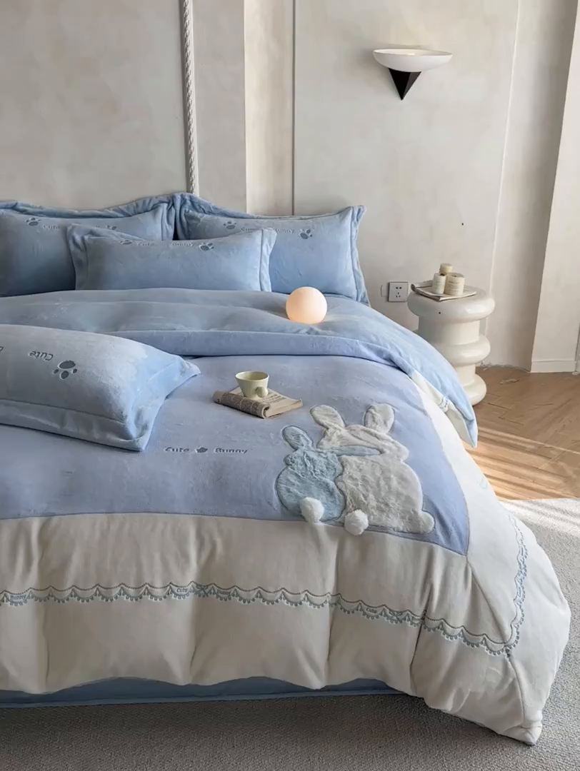 91家纺网 家纺一手货源 找家纺 置顶家纺 2025新款魔法兔兔牛奶绒拼接刺绣系列四件套 魔法兔兔-天蓝