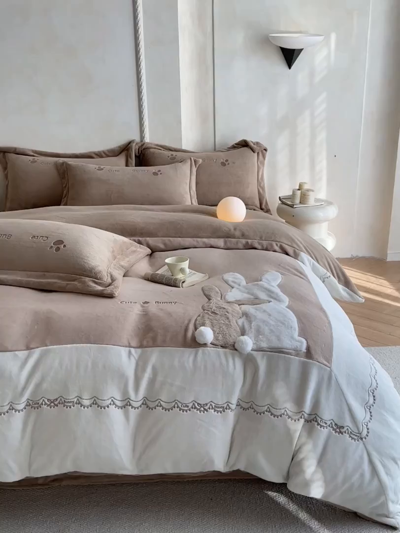 91家纺网 家纺一手货源 找家纺 置顶家纺 2025新款魔法兔兔牛奶绒拼接刺绣系列四件套 魔法兔兔-卡其