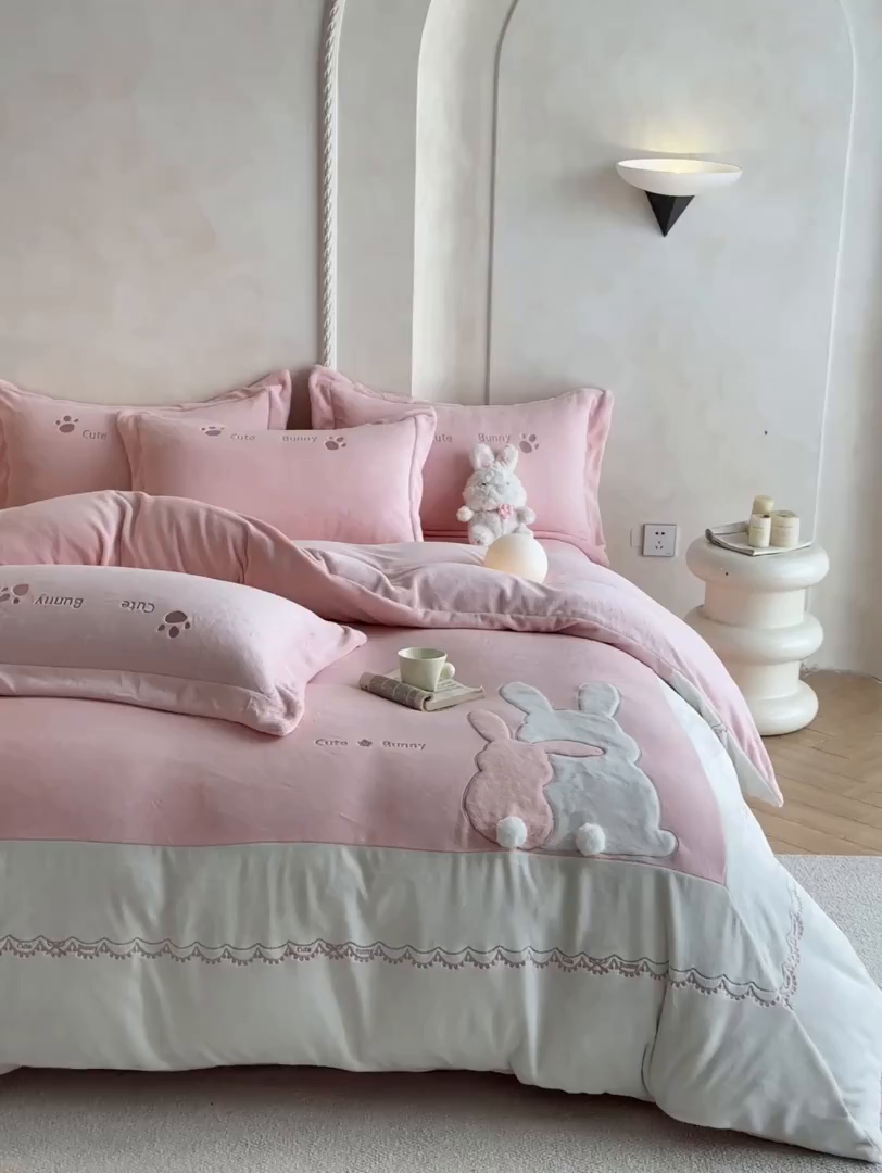 91家纺网 家纺一手货源 找家纺 （总）置顶家纺 2025新款魔法兔兔牛奶绒拼接刺绣系列四件套