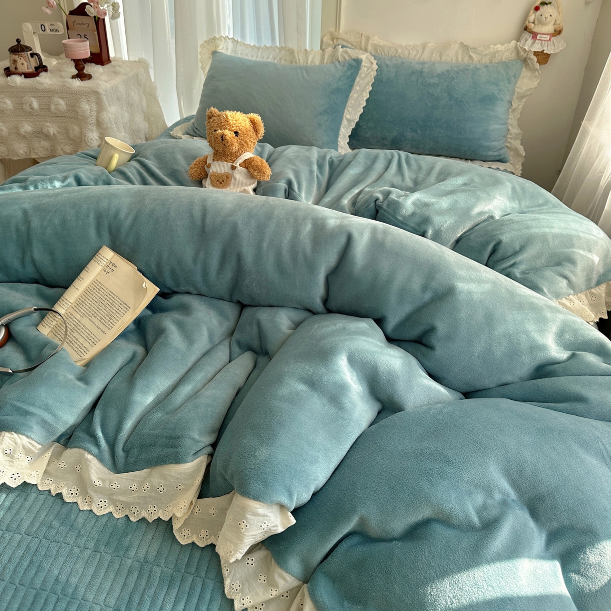 91家纺网 家纺一手货源 找家纺 欧尚 2025新款牛奶绒花边床盖四件套 孔雀蓝