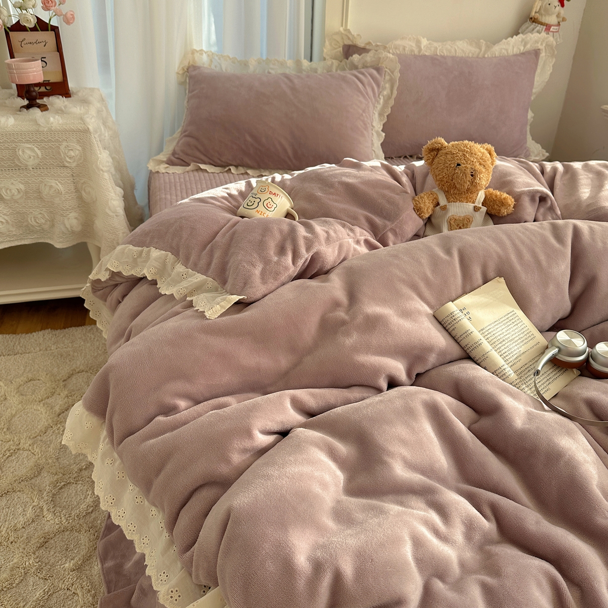 91家纺网 家纺一手货源 找家纺 欧尚 2025新款牛奶绒花边床盖四件套 魅力紫