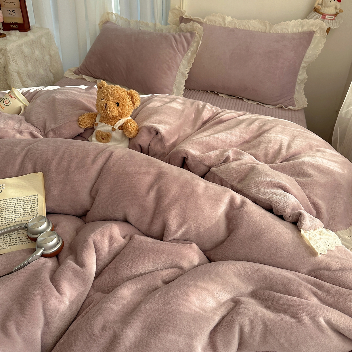 91家纺网 家纺一手货源 找家纺 欧尚 2025新款牛奶绒花边床盖四件套 魅力紫