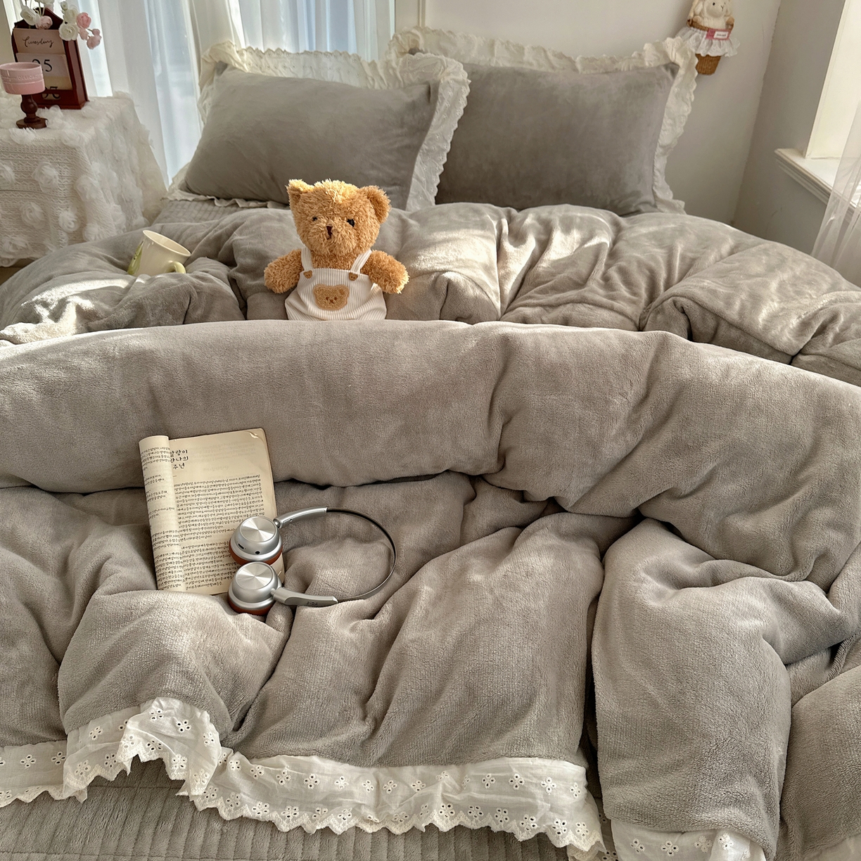 91家纺网 家纺一手货源 找家纺 欧尚 2025新款牛奶绒花边床盖四件套 高级灰