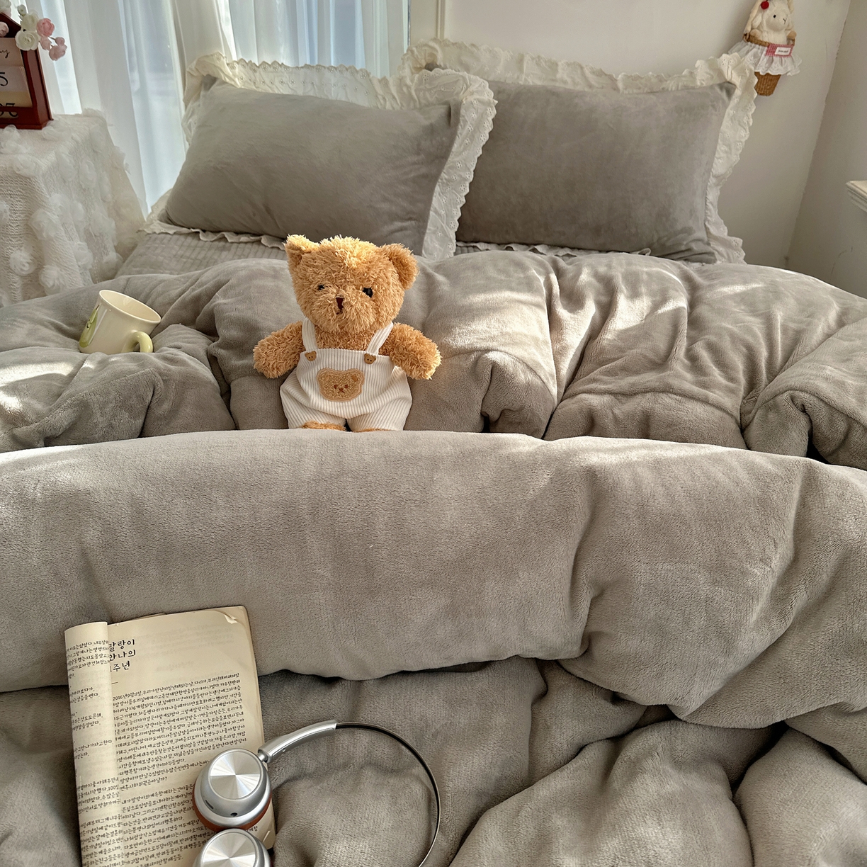 91家纺网 家纺一手货源 找家纺 欧尚 2025新款牛奶绒花边床盖四件套 高级灰