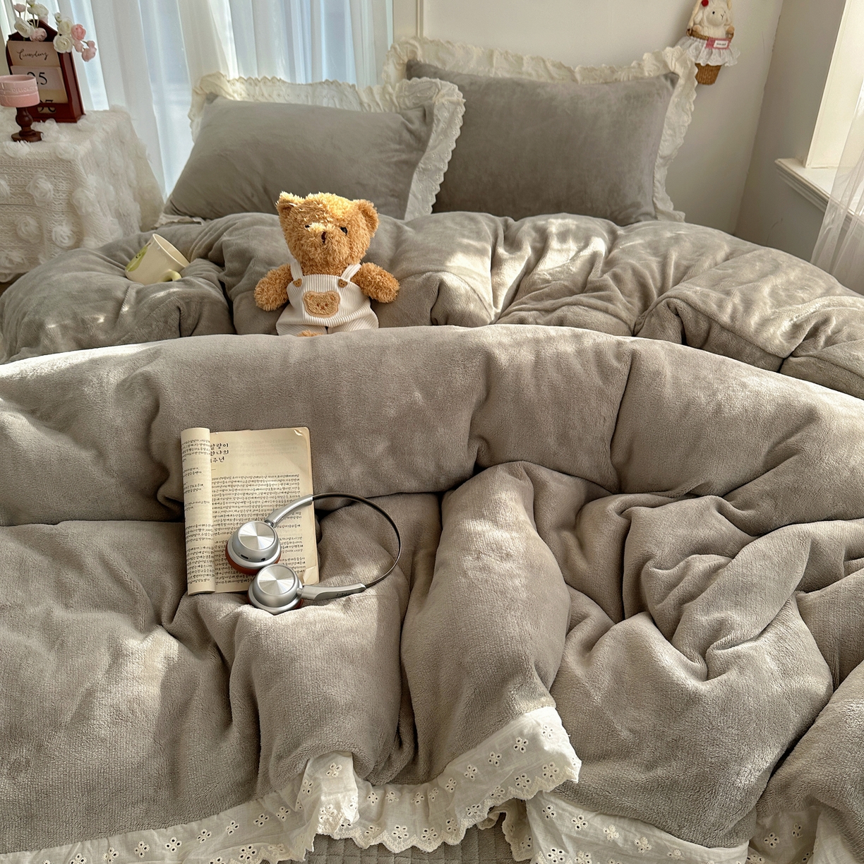 91家纺网 家纺一手货源 找家纺 欧尚 2025新款牛奶绒花边床盖四件套 高级灰