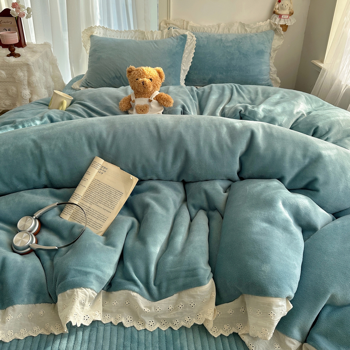 91家纺网 家纺一手货源 找家纺 欧尚 2025新款牛奶绒花边床盖四件套 孔雀蓝