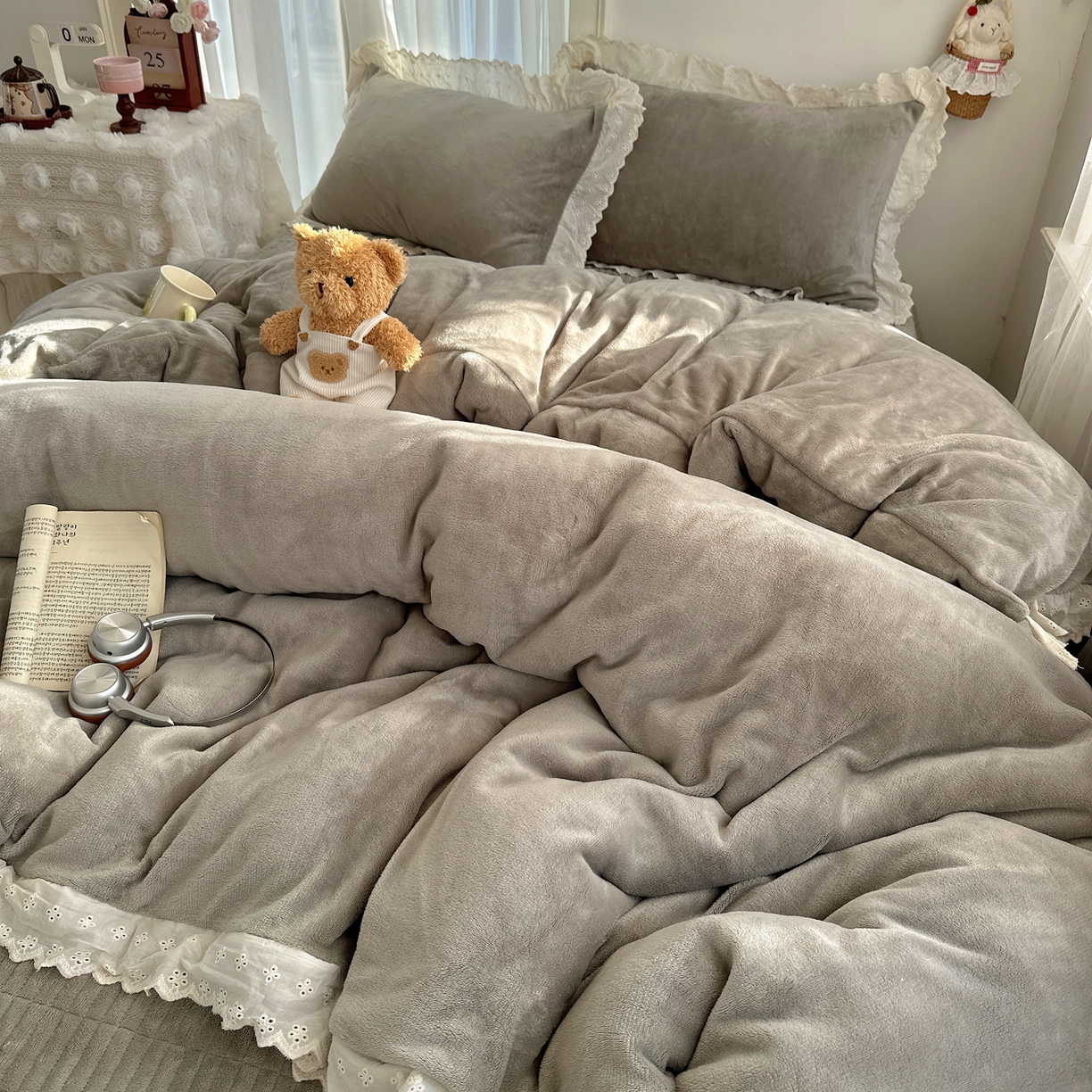 91家纺网 家纺一手货源 找家纺 欧尚 2025新款牛奶绒花边床盖四件套 高级灰