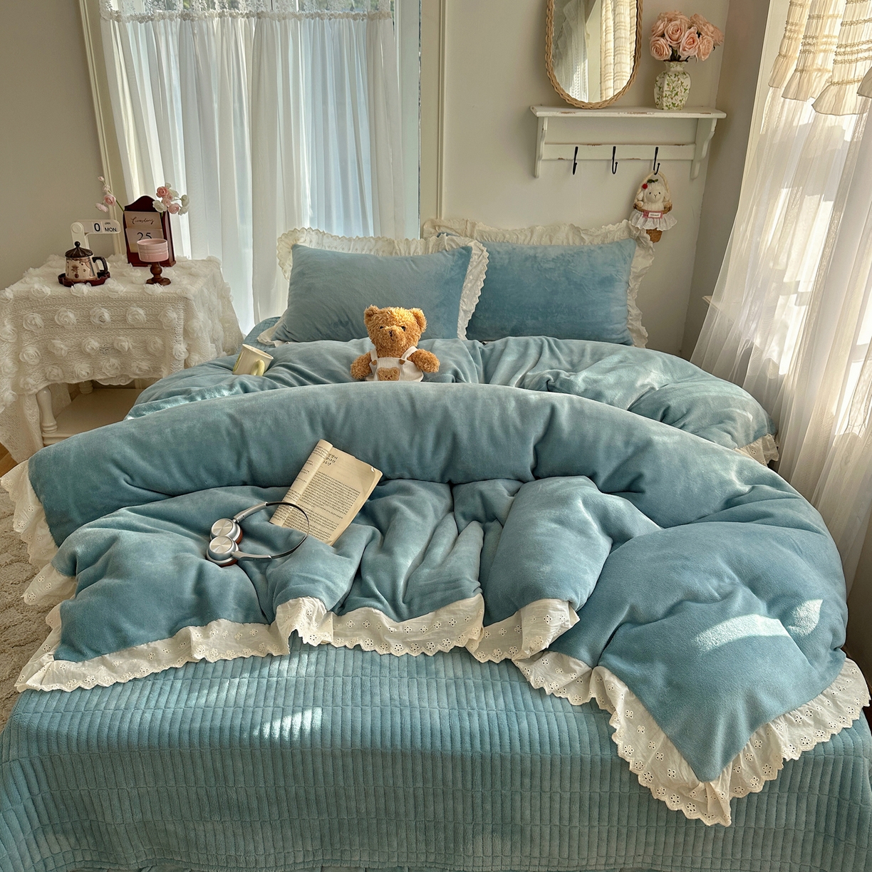 91家纺网 家纺一手货源 找家纺 欧尚 2025新款牛奶绒花边床盖四件套 孔雀蓝