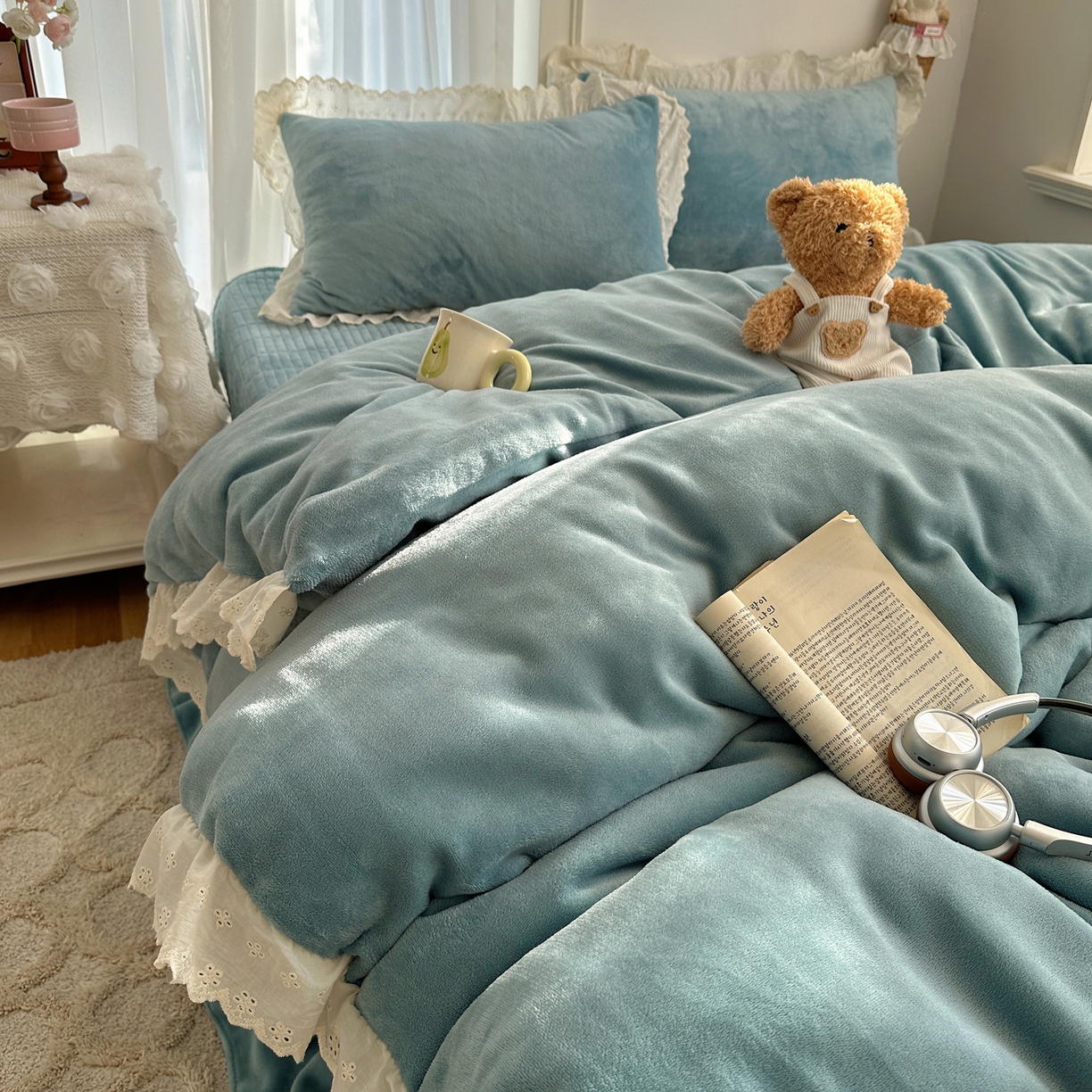 91家纺网 家纺一手货源 找家纺 欧尚 2025新款牛奶绒花边床盖四件套 孔雀蓝