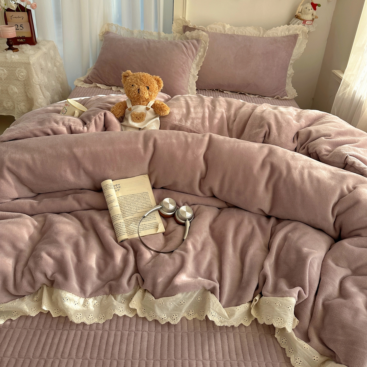 91家纺网 家纺一手货源 找家纺 欧尚 2025新款牛奶绒花边床盖四件套 魅力紫