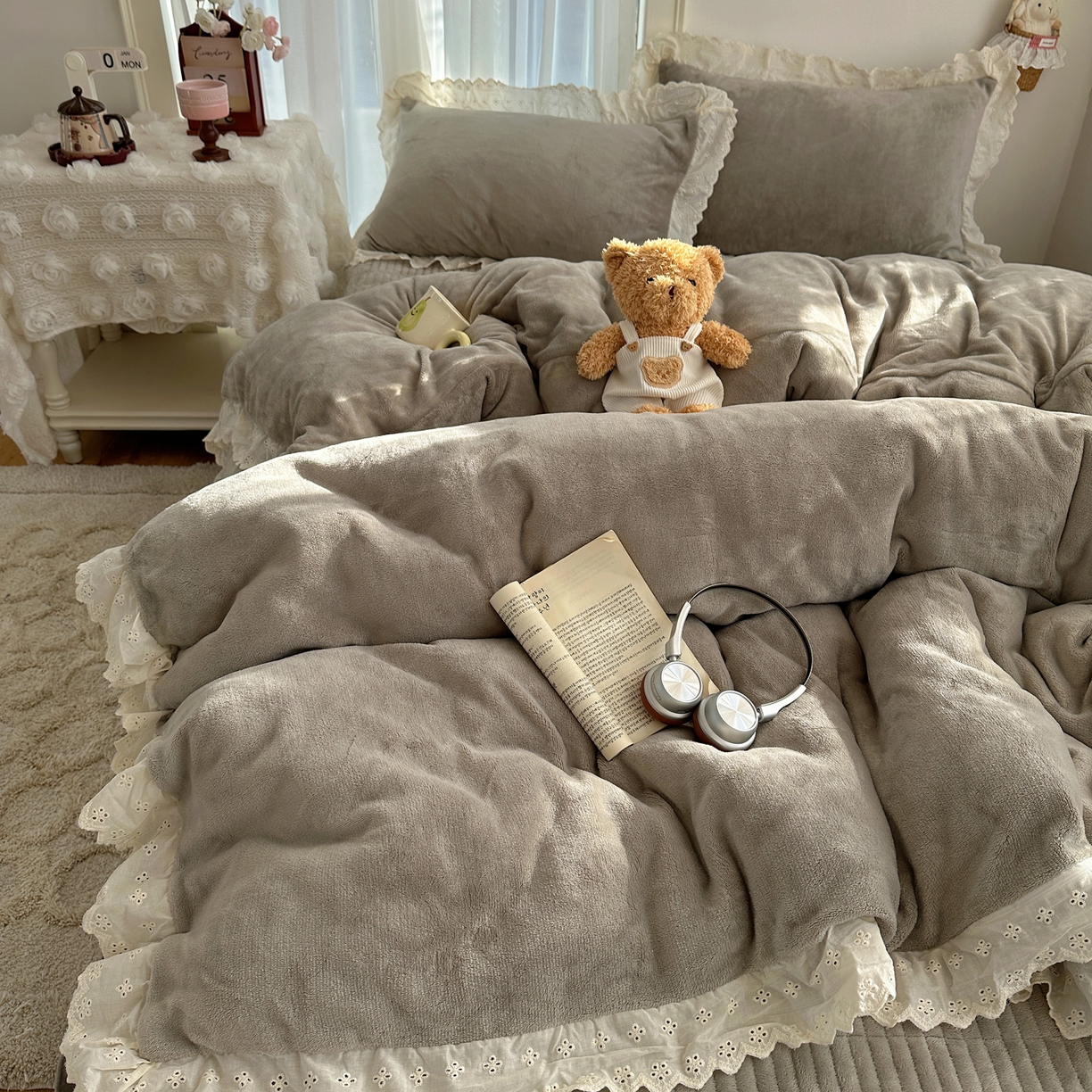 91家纺网 家纺一手货源 找家纺 欧尚 2025新款牛奶绒花边床盖四件套 高级灰