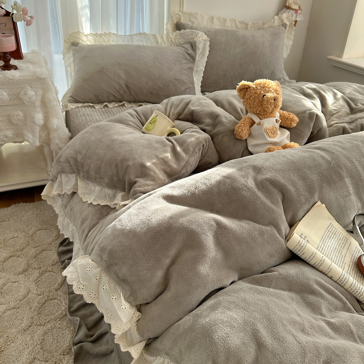 91家纺网 家纺一手货源 找家纺 欧尚 2025新款牛奶绒花边床盖四件套 高级灰