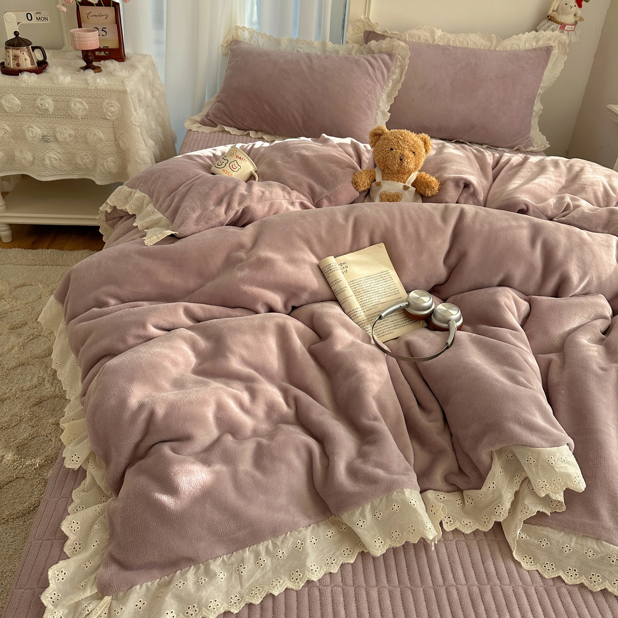 91家纺网 家纺一手货源 找家纺 欧尚 2025新款牛奶绒花边床盖四件套 魅力紫