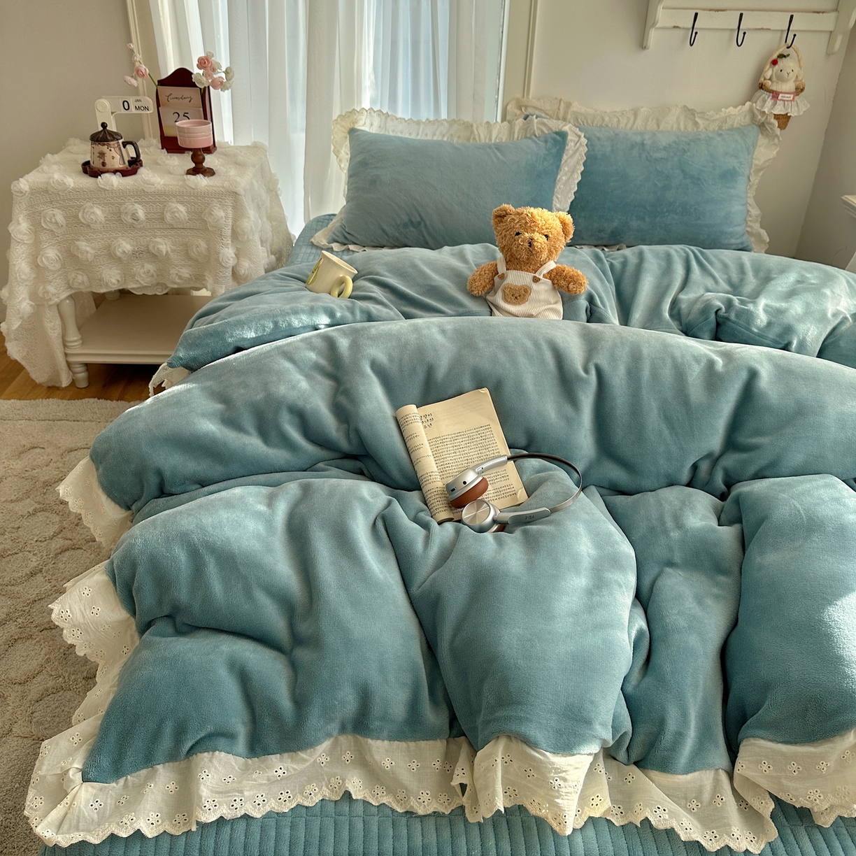 91家纺网 家纺一手货源 找家纺 欧尚 2025新款牛奶绒花边床盖四件套 孔雀蓝