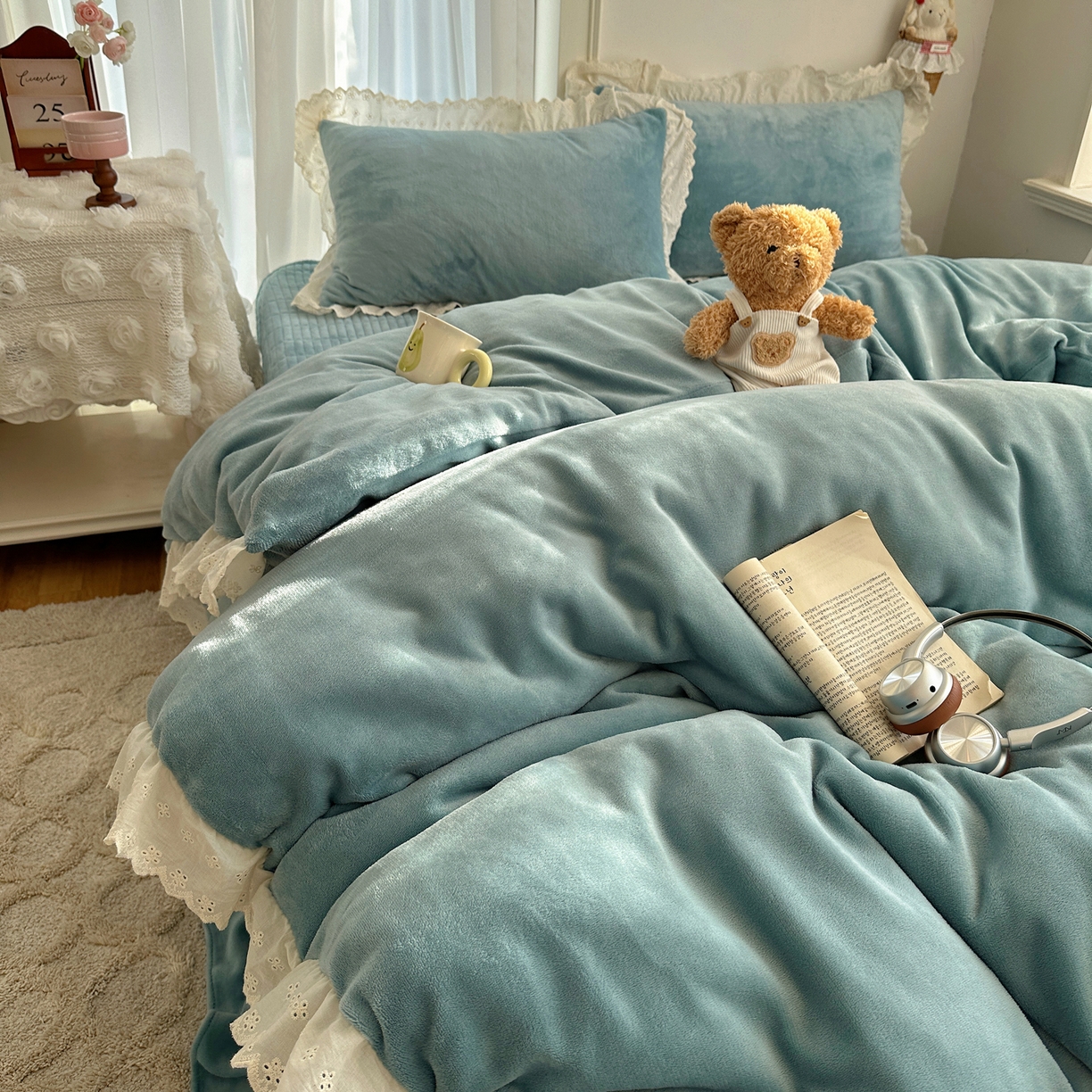 91家纺网 家纺一手货源 找家纺 欧尚 2025新款牛奶绒花边床盖四件套 孔雀蓝