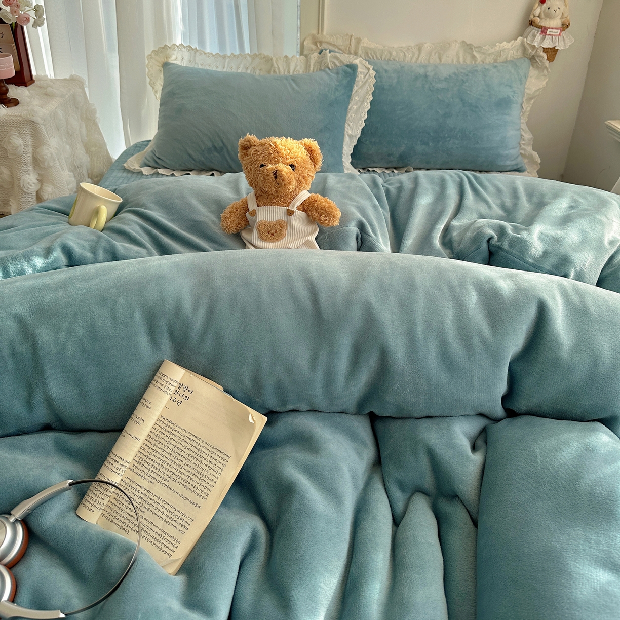 91家纺网 家纺一手货源 找家纺 欧尚 2025新款牛奶绒花边床盖四件套 孔雀蓝