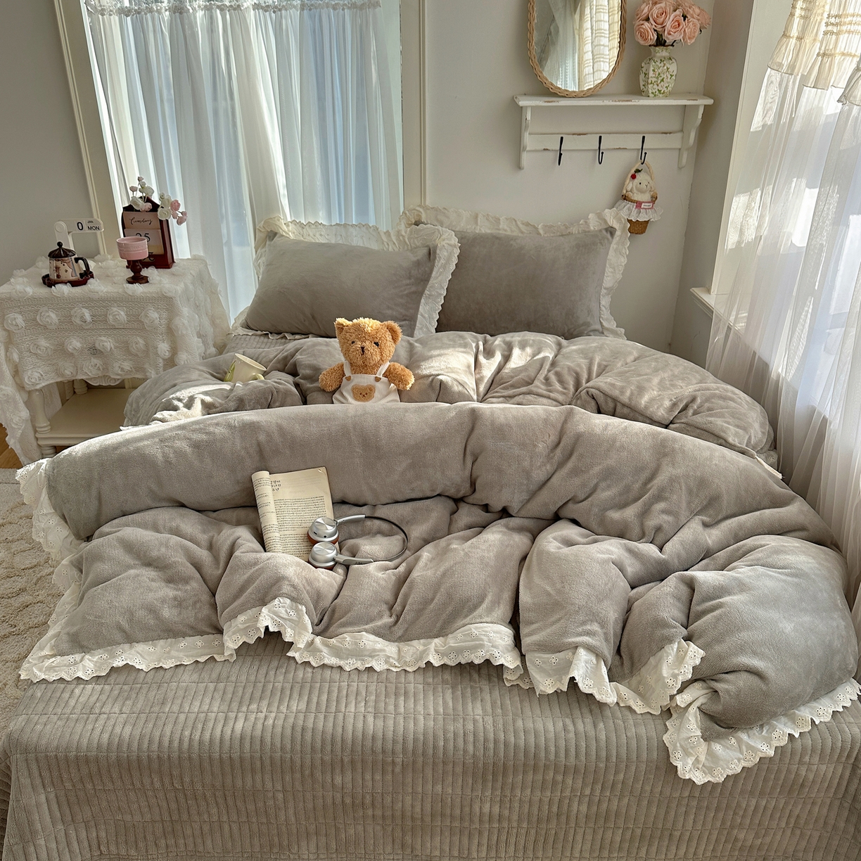 91家纺网 家纺一手货源 找家纺 欧尚 2025新款牛奶绒花边床盖四件套 高级灰