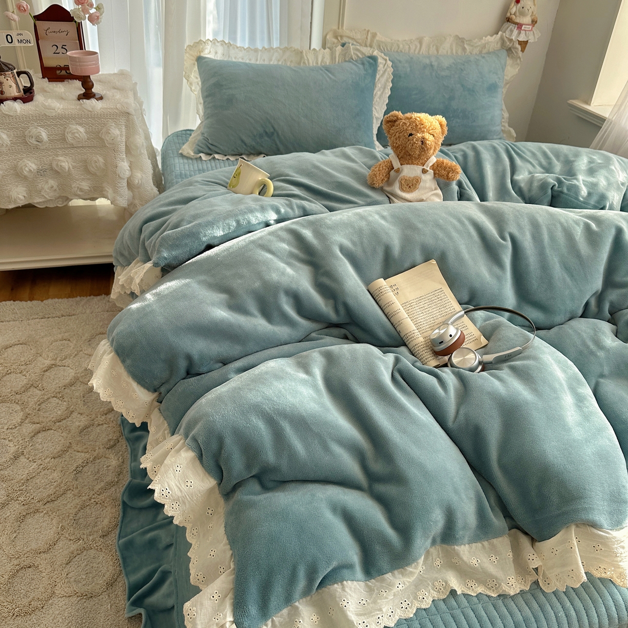 91家纺网 家纺一手货源 找家纺 欧尚 2025新款牛奶绒花边床盖四件套 孔雀蓝