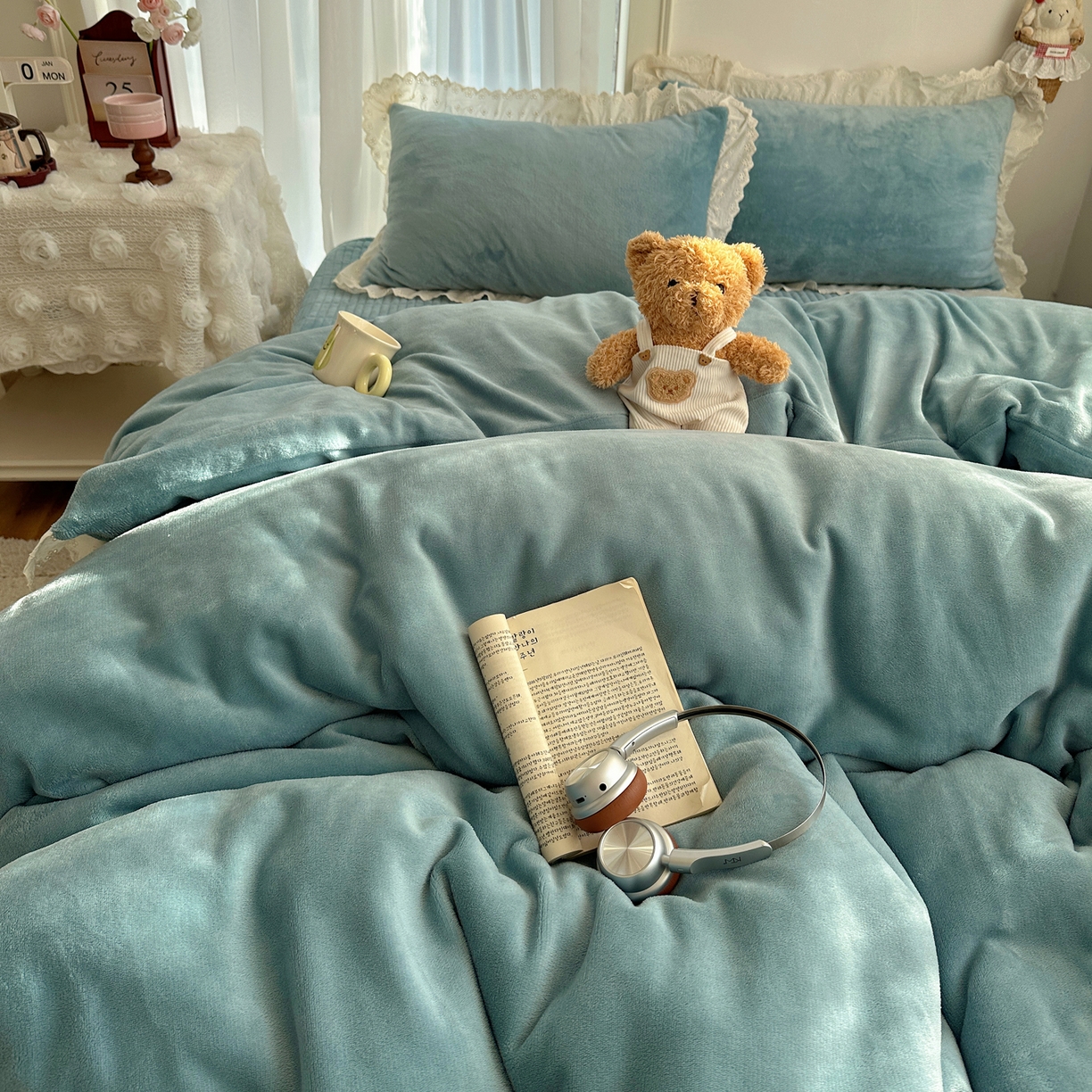 91家纺网 家纺一手货源 找家纺 欧尚 2025新款牛奶绒花边床盖四件套 孔雀蓝