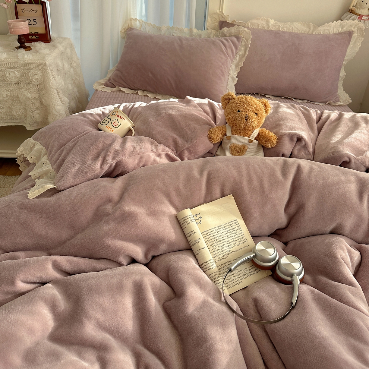 91家纺网 家纺一手货源 找家纺 欧尚 2025新款牛奶绒花边床盖四件套 魅力紫