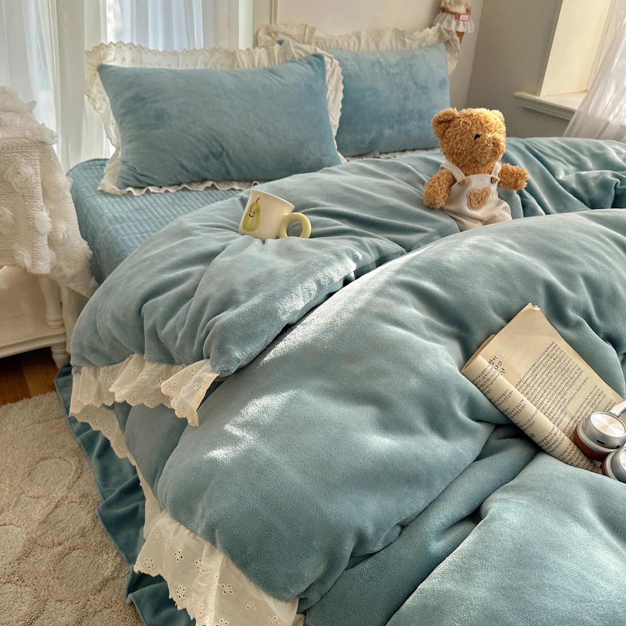 91家纺网 家纺一手货源 找家纺 欧尚 2025新款牛奶绒花边床盖四件套 孔雀蓝