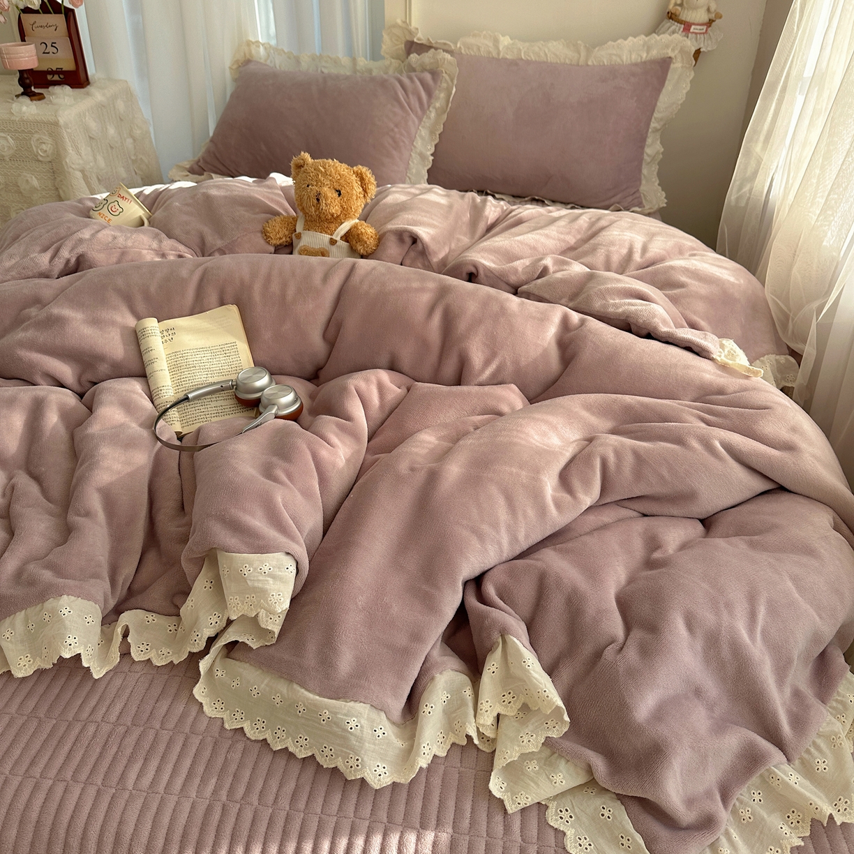 91家纺网 家纺一手货源 找家纺 欧尚 2025新款牛奶绒花边床盖四件套 魅力紫