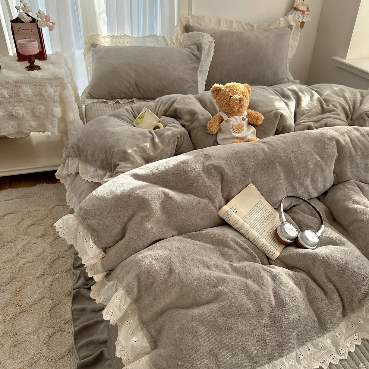 91家纺网 家纺一手货源 找家纺 欧尚 2025新款牛奶绒花边床盖四件套 高级灰