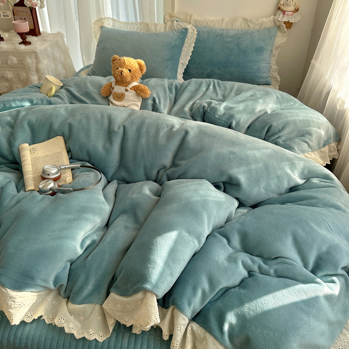 91家纺网 家纺一手货源 找家纺 欧尚 2025新款牛奶绒花边床盖四件套 孔雀蓝