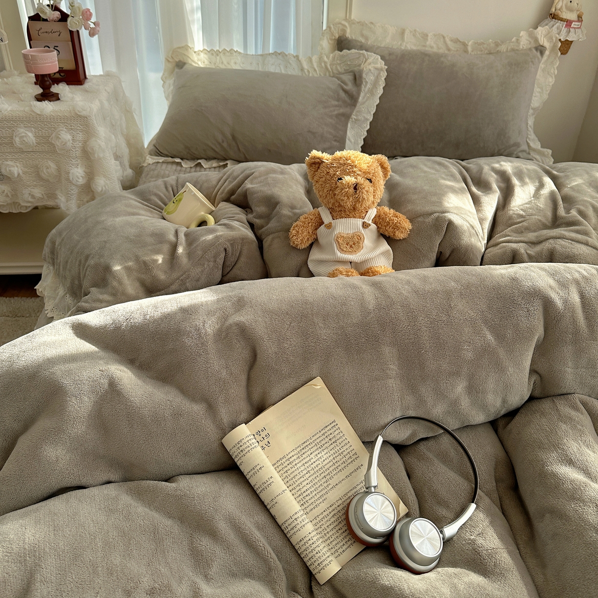 91家纺网 家纺一手货源 找家纺 欧尚 2025新款牛奶绒花边床盖四件套 高级灰