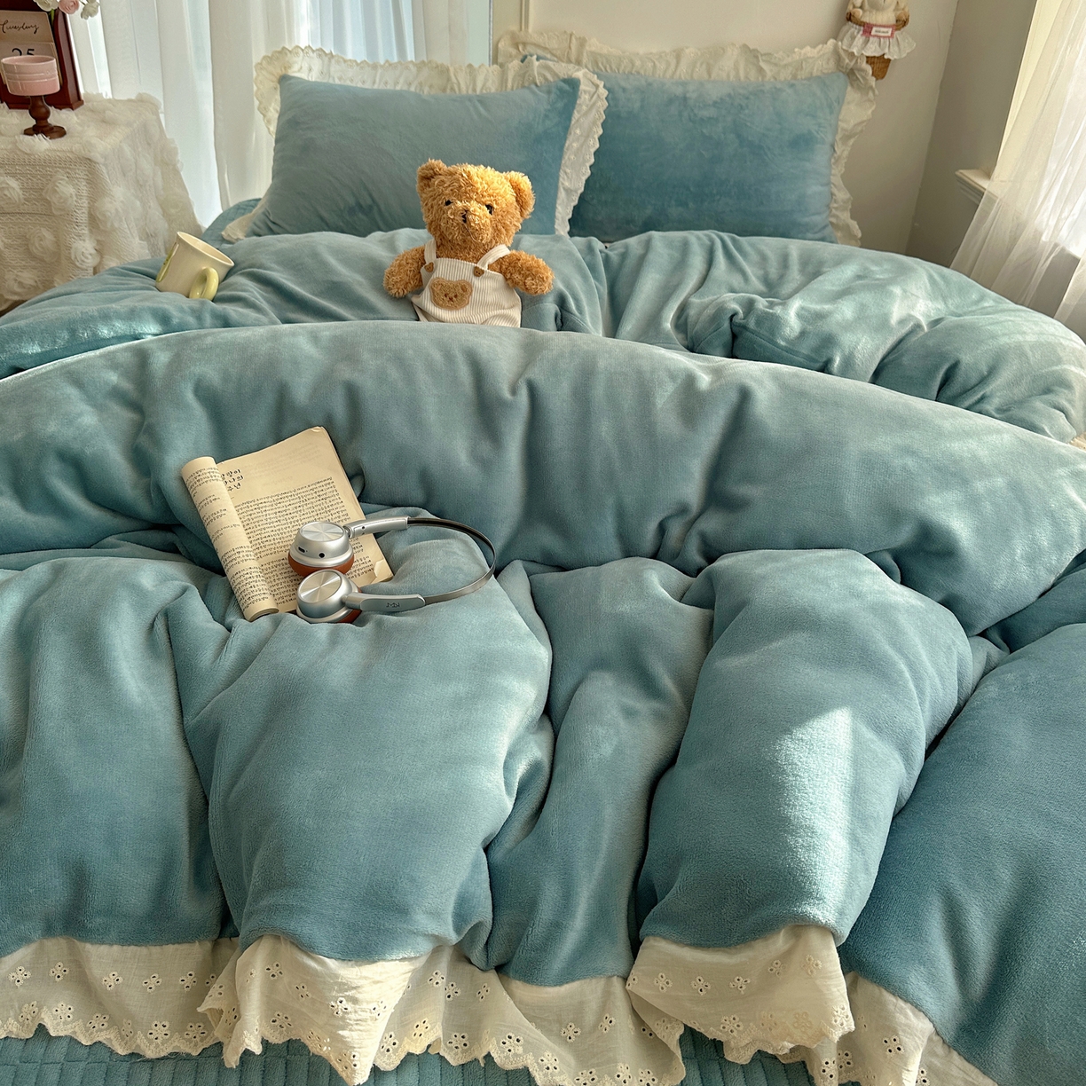 91家纺网 家纺一手货源 找家纺 欧尚 2025新款牛奶绒花边床盖四件套 孔雀蓝