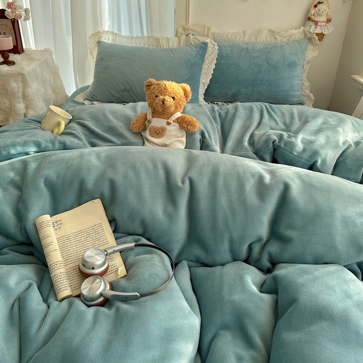 91家纺网 家纺一手货源 找家纺 欧尚 2025新款牛奶绒花边床盖四件套 孔雀蓝