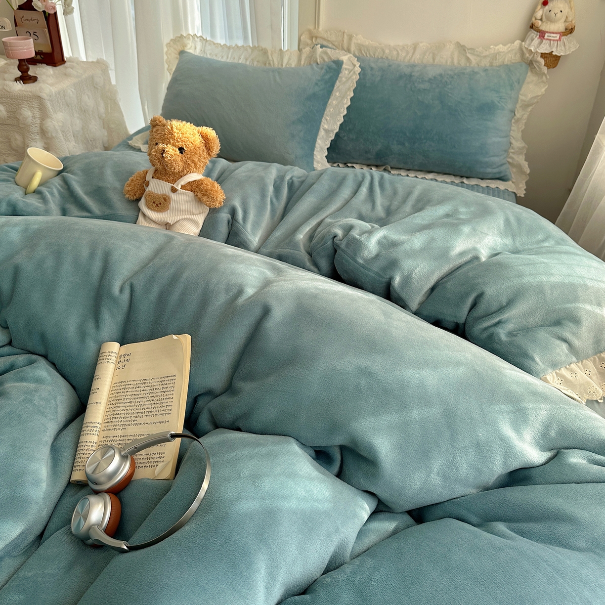 91家纺网 家纺一手货源 找家纺 欧尚 2025新款牛奶绒花边床盖四件套 孔雀蓝