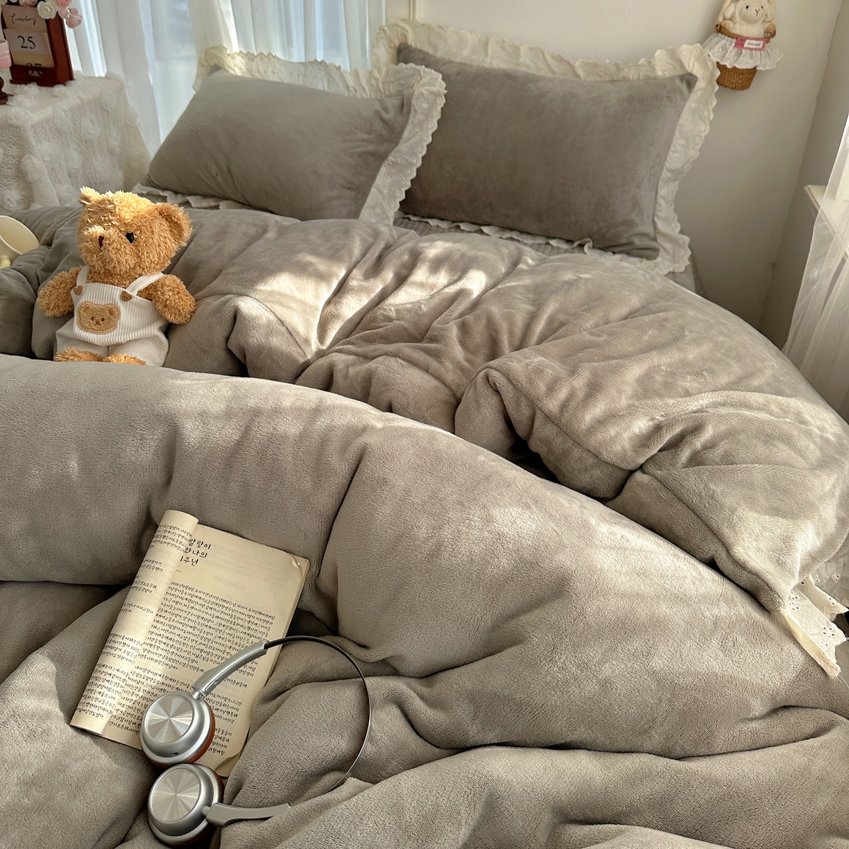 91家纺网 家纺一手货源 找家纺 欧尚 2025新款牛奶绒花边床盖四件套 高级灰