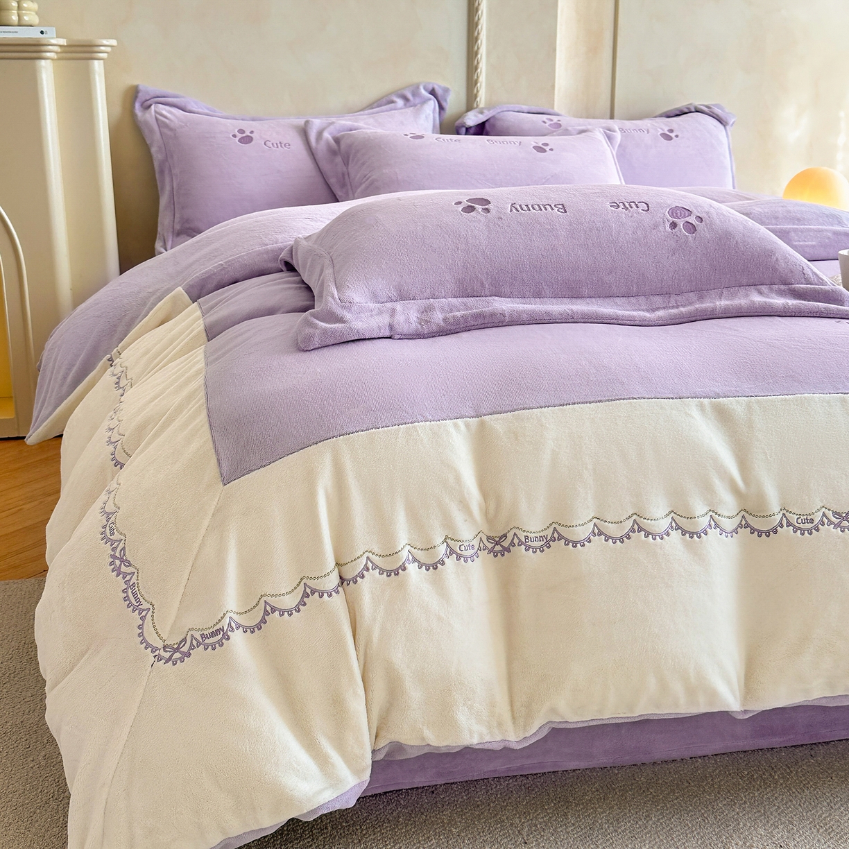 91家纺网 家纺一手货源 找家纺 置顶家纺 2025新款魔法兔兔牛奶绒拼接刺绣系列四件套 魔法兔兔-香芋紫