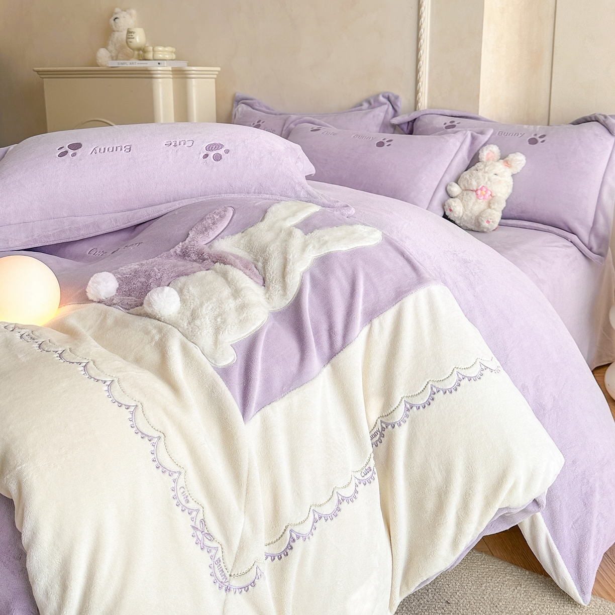 91家纺网 家纺一手货源 找家纺 置顶家纺 2025新款魔法兔兔牛奶绒拼接刺绣系列四件套 魔法兔兔-香芋紫