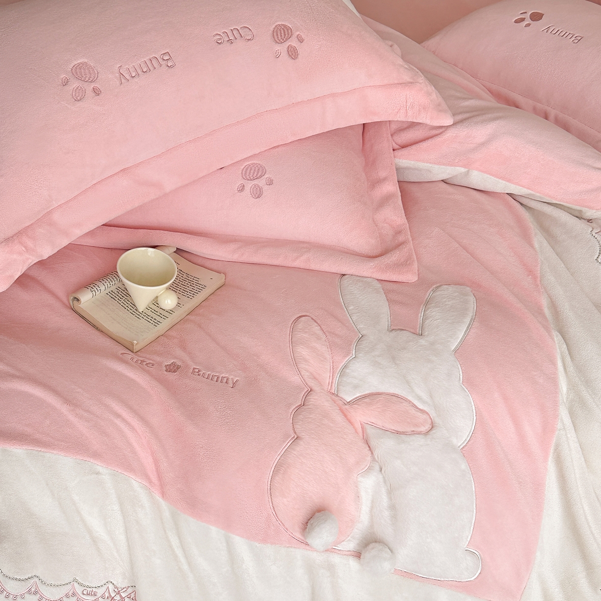 91家纺网 家纺一手货源 找家纺 置顶家纺 2025新款魔法兔兔牛奶绒拼接刺绣系列四件套 魔法兔兔-粉