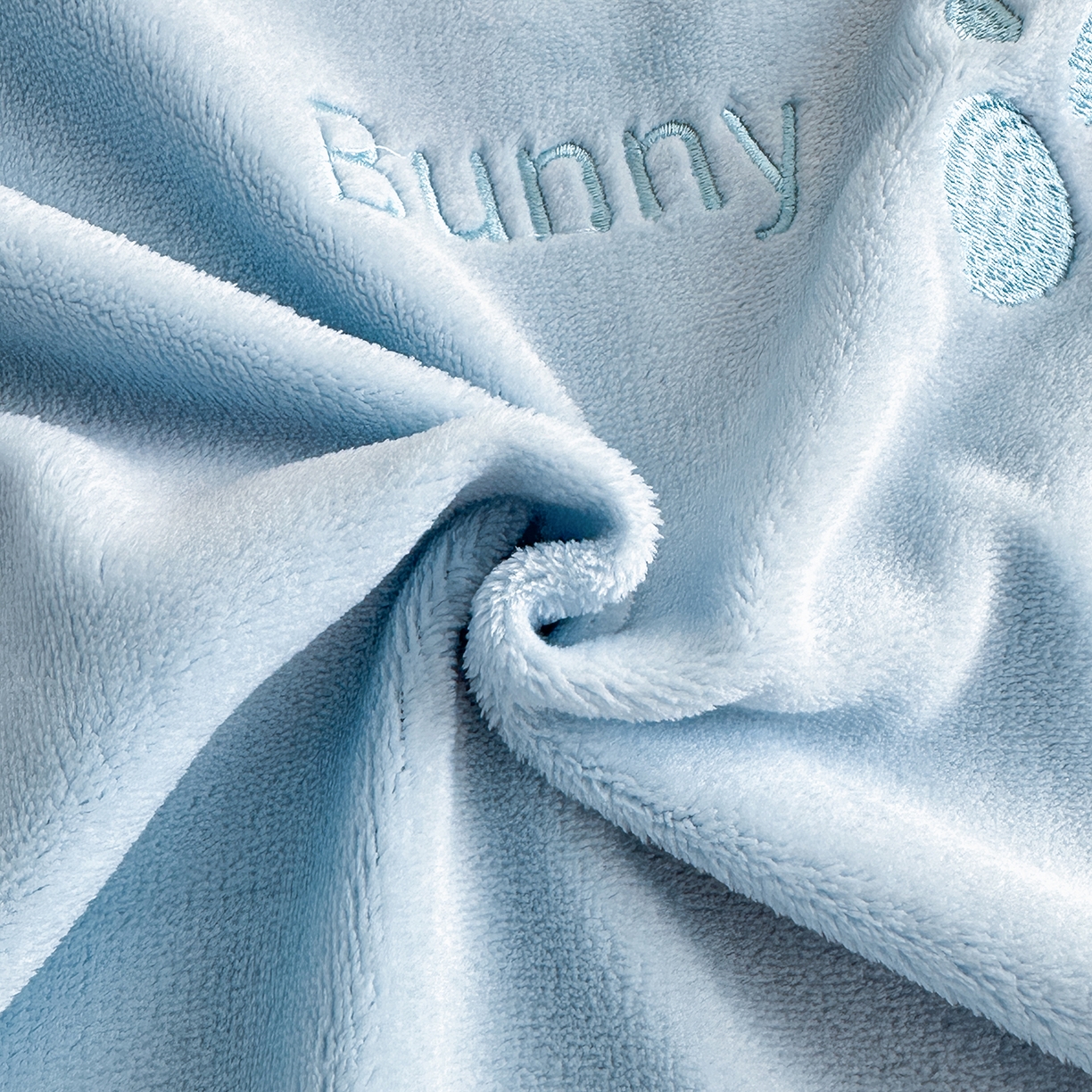 91家纺网 家纺一手货源 找家纺 置顶家纺 2025新款魔法兔兔牛奶绒拼接刺绣系列四件套 魔法兔兔-天蓝