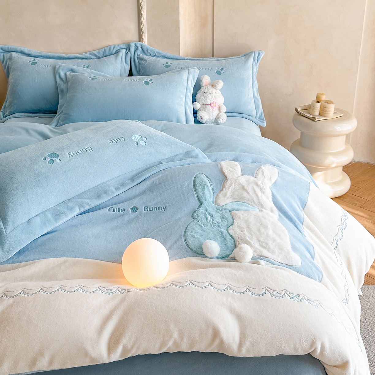 91家纺网 家纺一手货源 找家纺 置顶家纺 2025新款魔法兔兔牛奶绒拼接刺绣系列四件套 魔法兔兔-天蓝