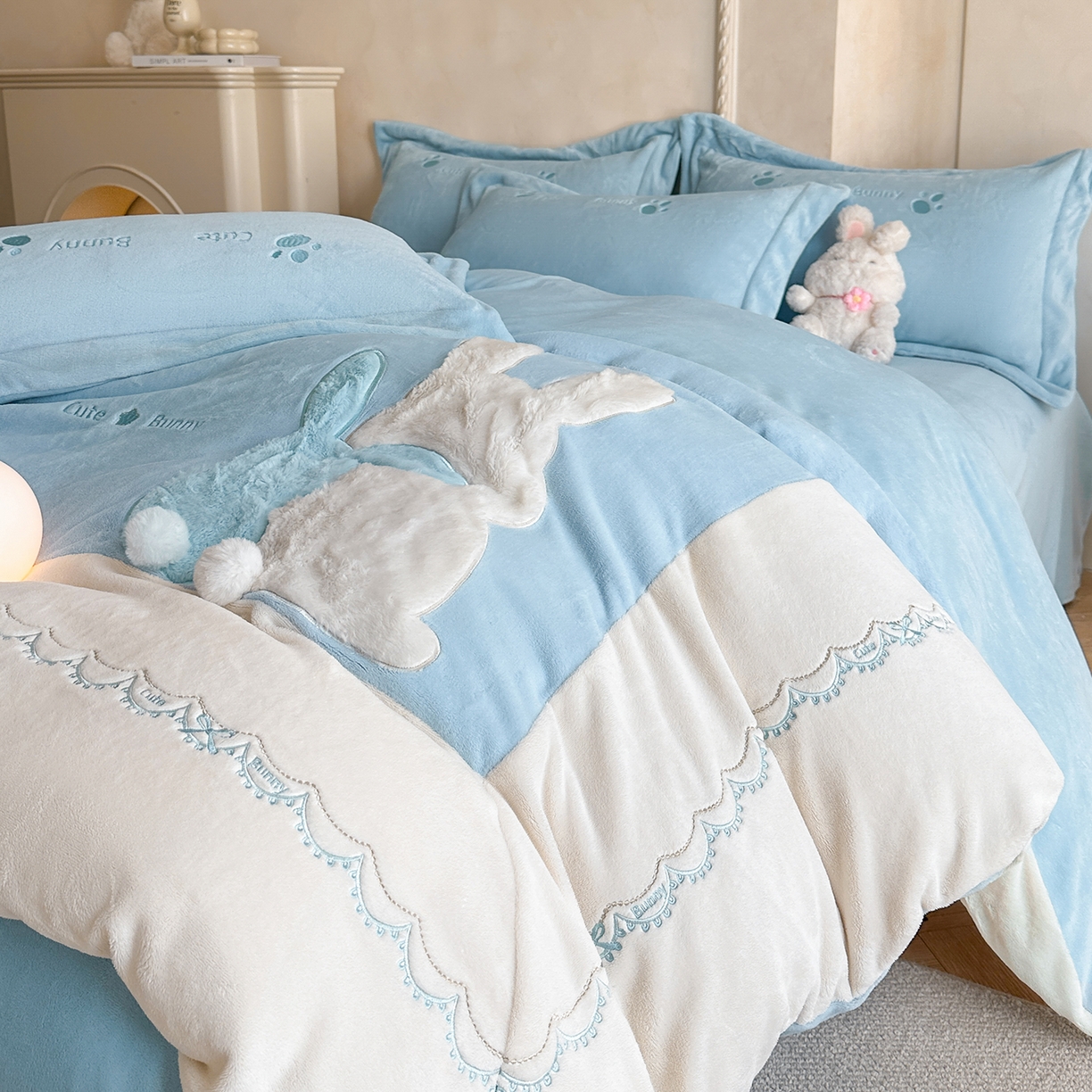 91家纺网 家纺一手货源 找家纺 置顶家纺 2025新款魔法兔兔牛奶绒拼接刺绣系列四件套 魔法兔兔-天蓝
