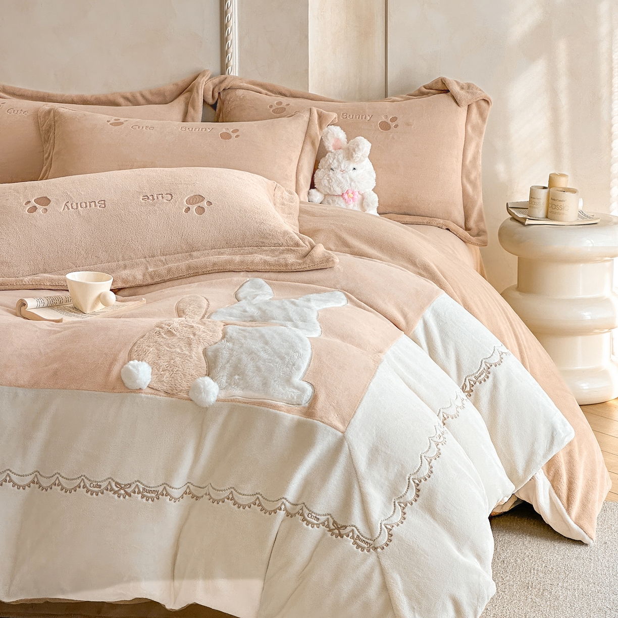 91家纺网 家纺一手货源 找家纺 置顶家纺 2025新款魔法兔兔牛奶绒拼接刺绣系列四件套 魔法兔兔-卡其