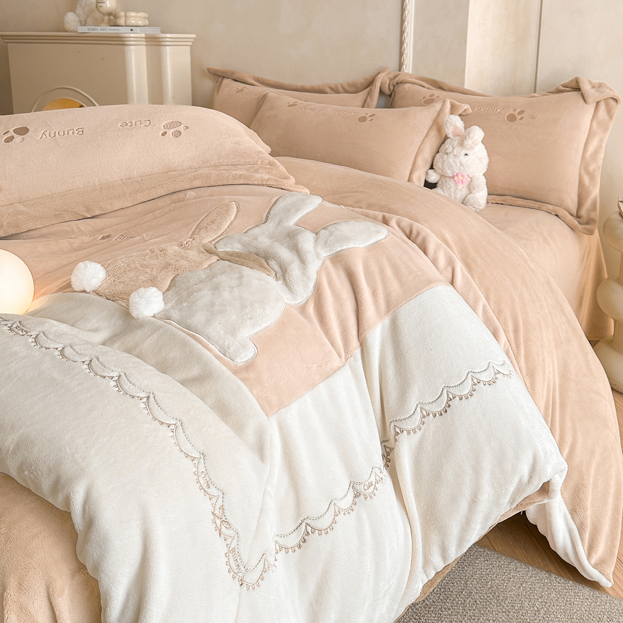 91家纺网 家纺一手货源 找家纺 置顶家纺 2025新款魔法兔兔牛奶绒拼接刺绣系列四件套 魔法兔兔-卡其