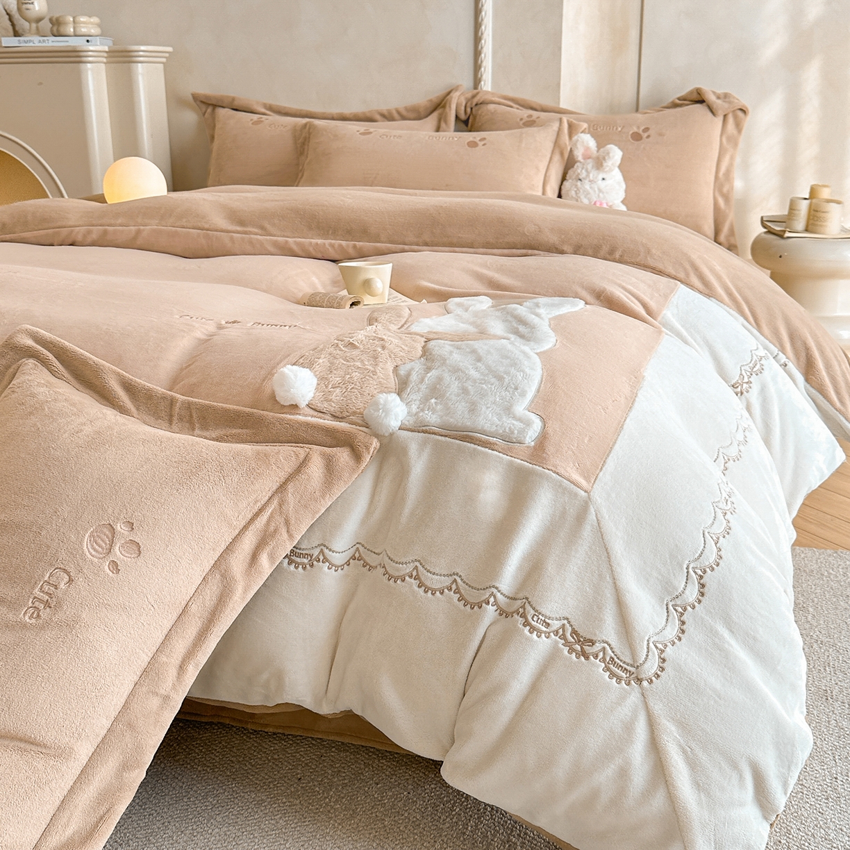 91家纺网 家纺一手货源 找家纺 置顶家纺 2025新款魔法兔兔牛奶绒拼接刺绣系列四件套 魔法兔兔-卡其